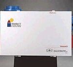 一种带有蓝色和红色管道领子的热回收通风机。