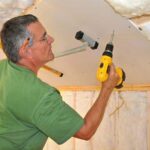 将干墙板拧到天花板上