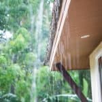 雨水倒下屋檐屋檐