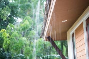 雨水倾泻而下的屋檐