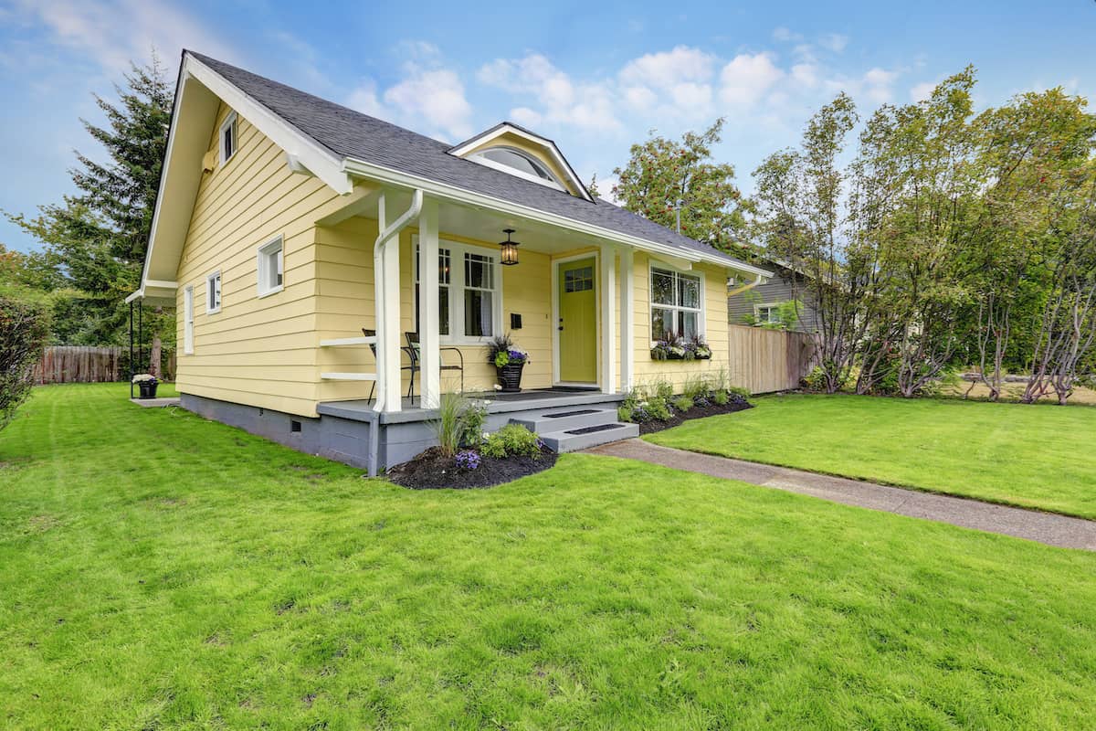 小美国黄色房子外部